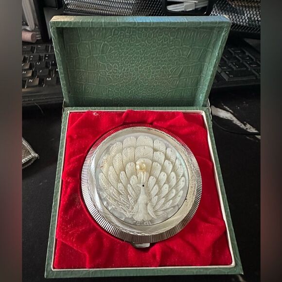 Collectible Vintage Ornately Carved Mother Of Pearl Peacock Cosmetic Compact - Picture 6 of 7